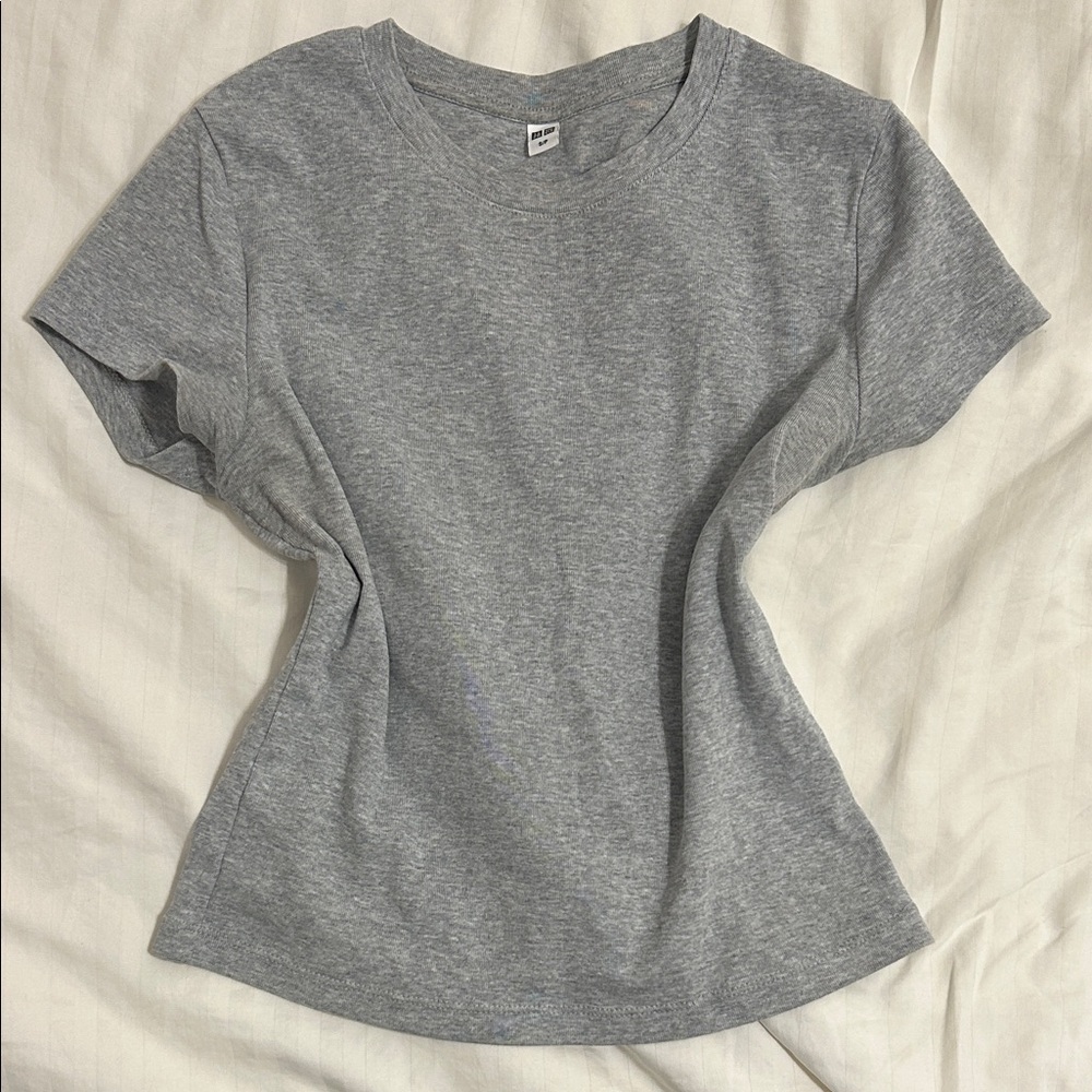 Uniqlo heather grey cropped tee
